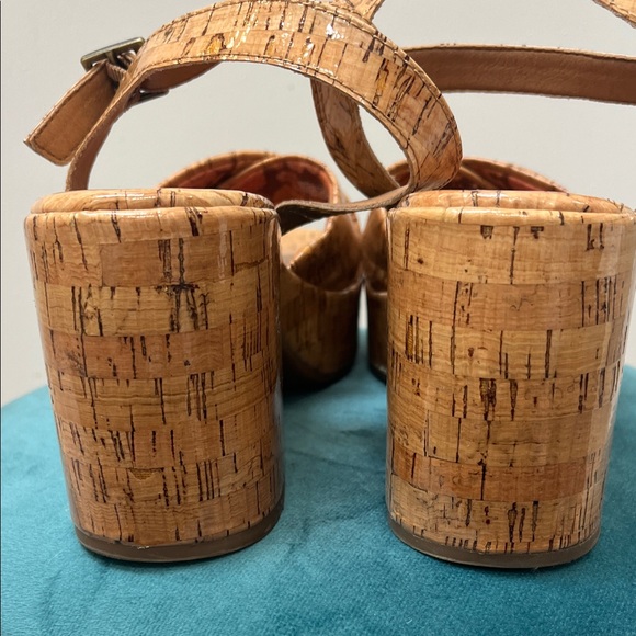 Korks Women's Tan Platform Sandals. Size 8 - Picture 6 of 16